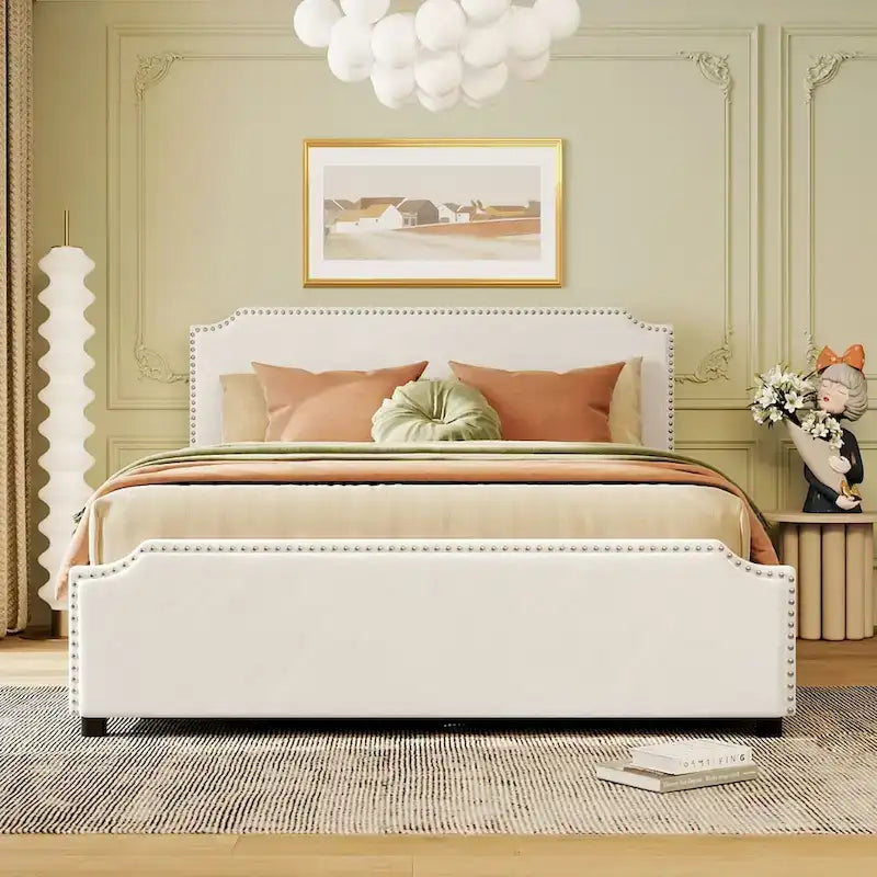 Lit plateforme tapissé en velours avec tête et pied de lit cloutés